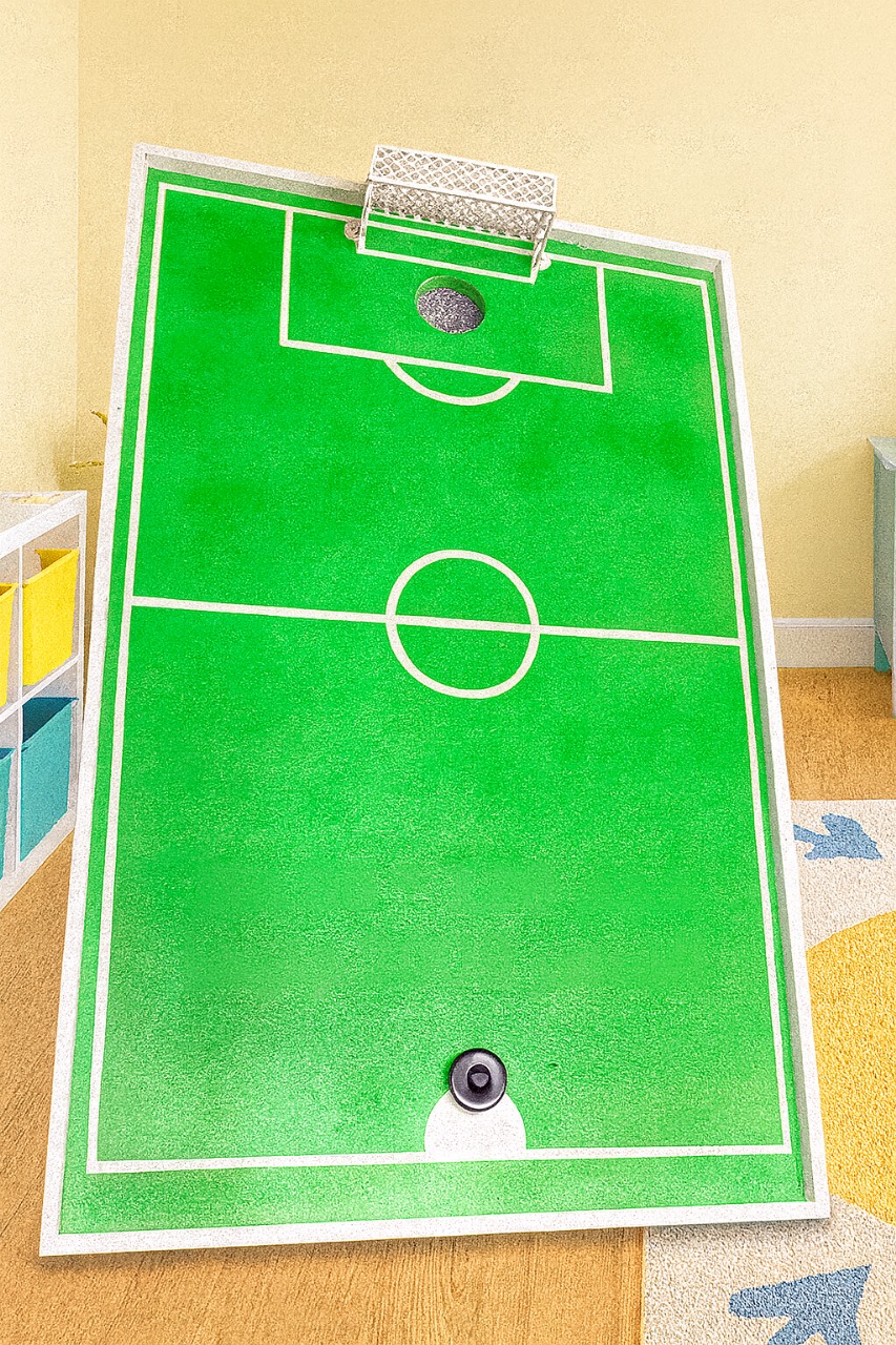 ملعب كرة قدم خشبي